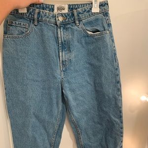 Zara High-Rise Mom Jeans! Size: 4